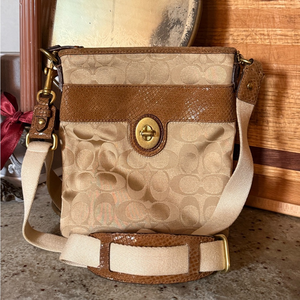 Coach Signature Canvas Crossbody Bag l|Tan Brown Turnlock Swingpack